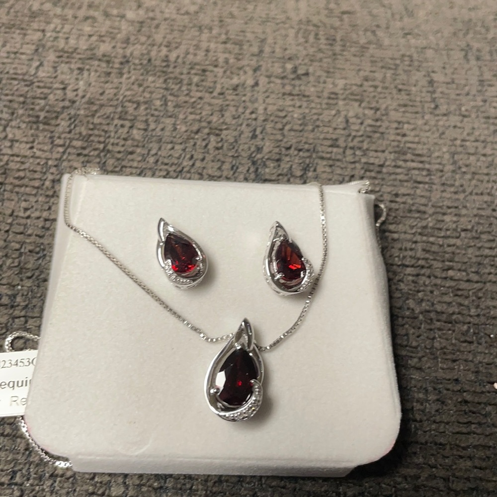 Pierced earring and necklace set never worn